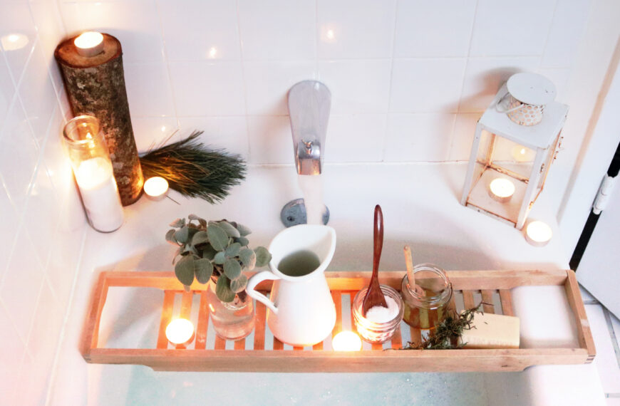 Ritual de baño sagrado de invierno: remojo de salvia y hierbas con leche y miel