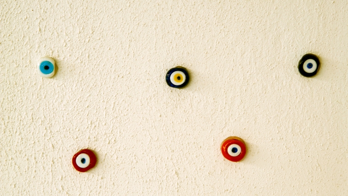 Significado del mal de ojo rojo