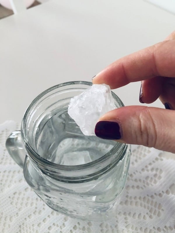 un cubo congelado de agua de luna por Tina Caro