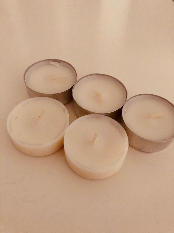 pequeñas velas blancas