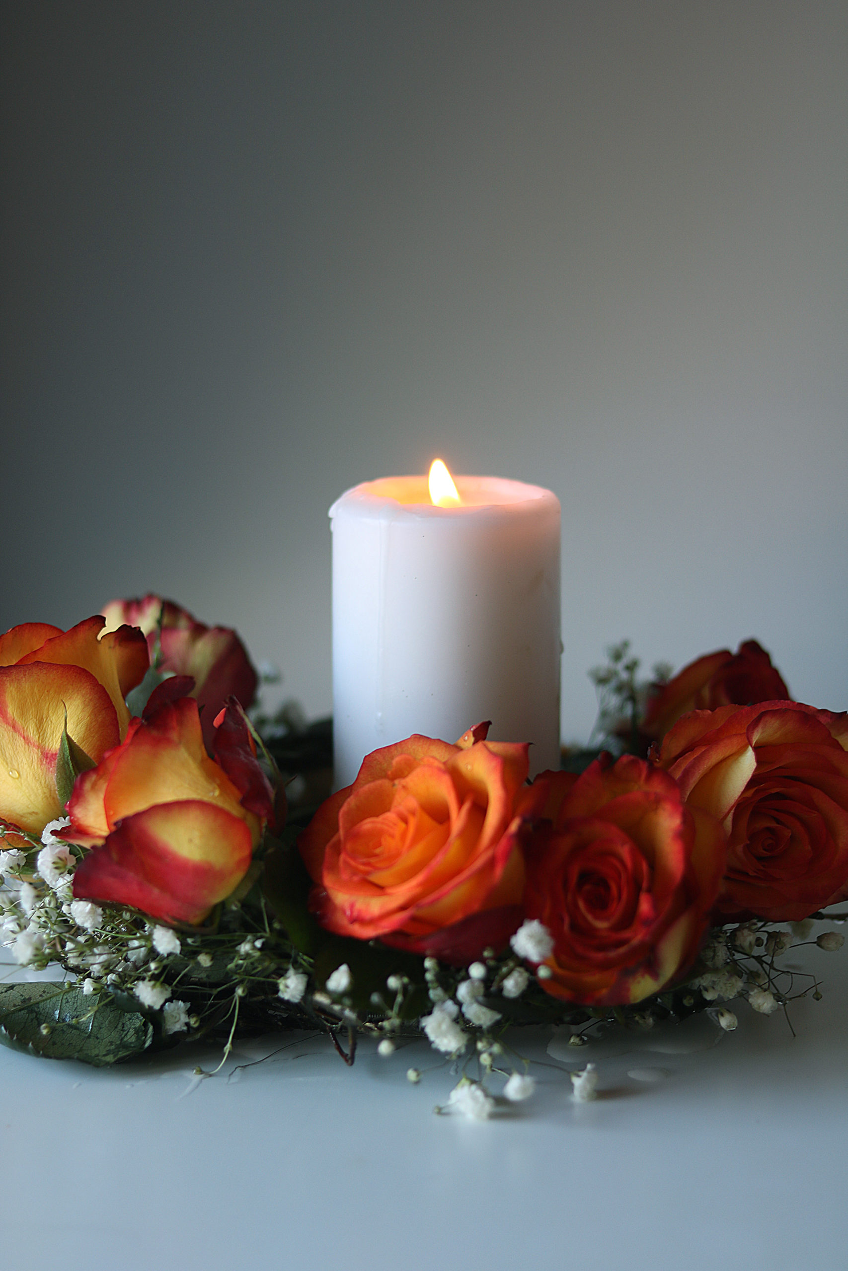 Este sencillo hechizo de amor utiliza la magia de las velas para atraer el romance y el afecto a tu vida.