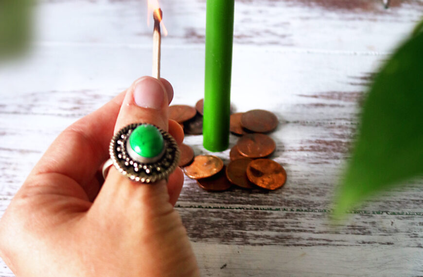 ¿Estás trabajando hacia una vida financiera más sólida? Apoya tus esfuerzos con este rápido y fácil hechizo de dinero para principiantes. ¡Solo 4 simples ingredientes de hechizo que puedes conseguir en cualquier lugar!