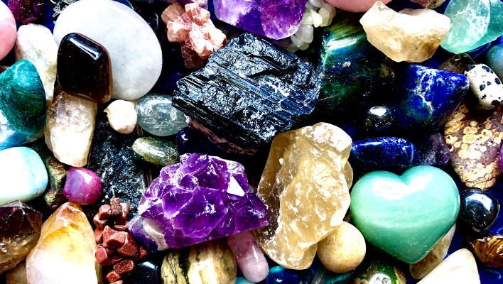 Cristales Que No Deben Mantenerse Juntos featured image by tina caro magickal spot