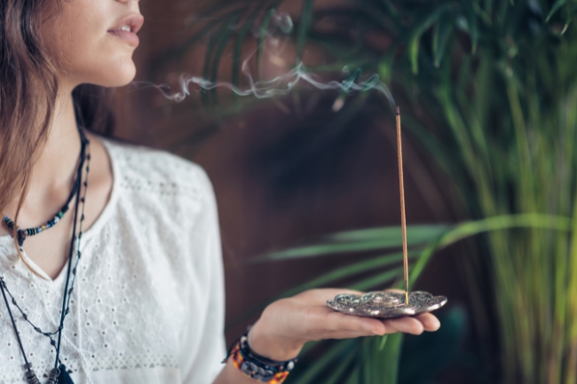 How to Extinguish Incense featured graphic
