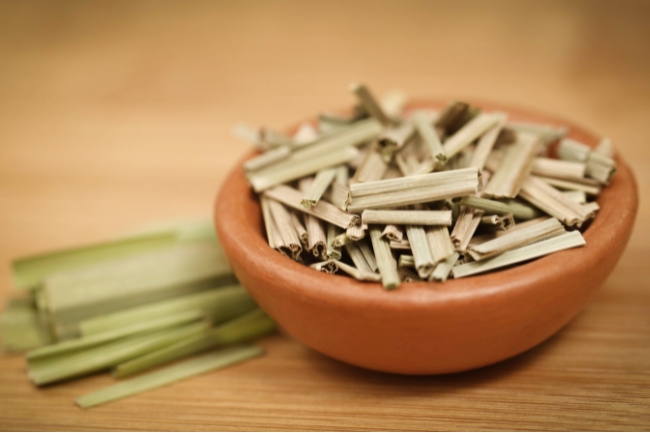 Uso del aceite esencial de lemongrass gráfico destacado