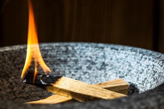 using-palo-santo-smudge-sticks